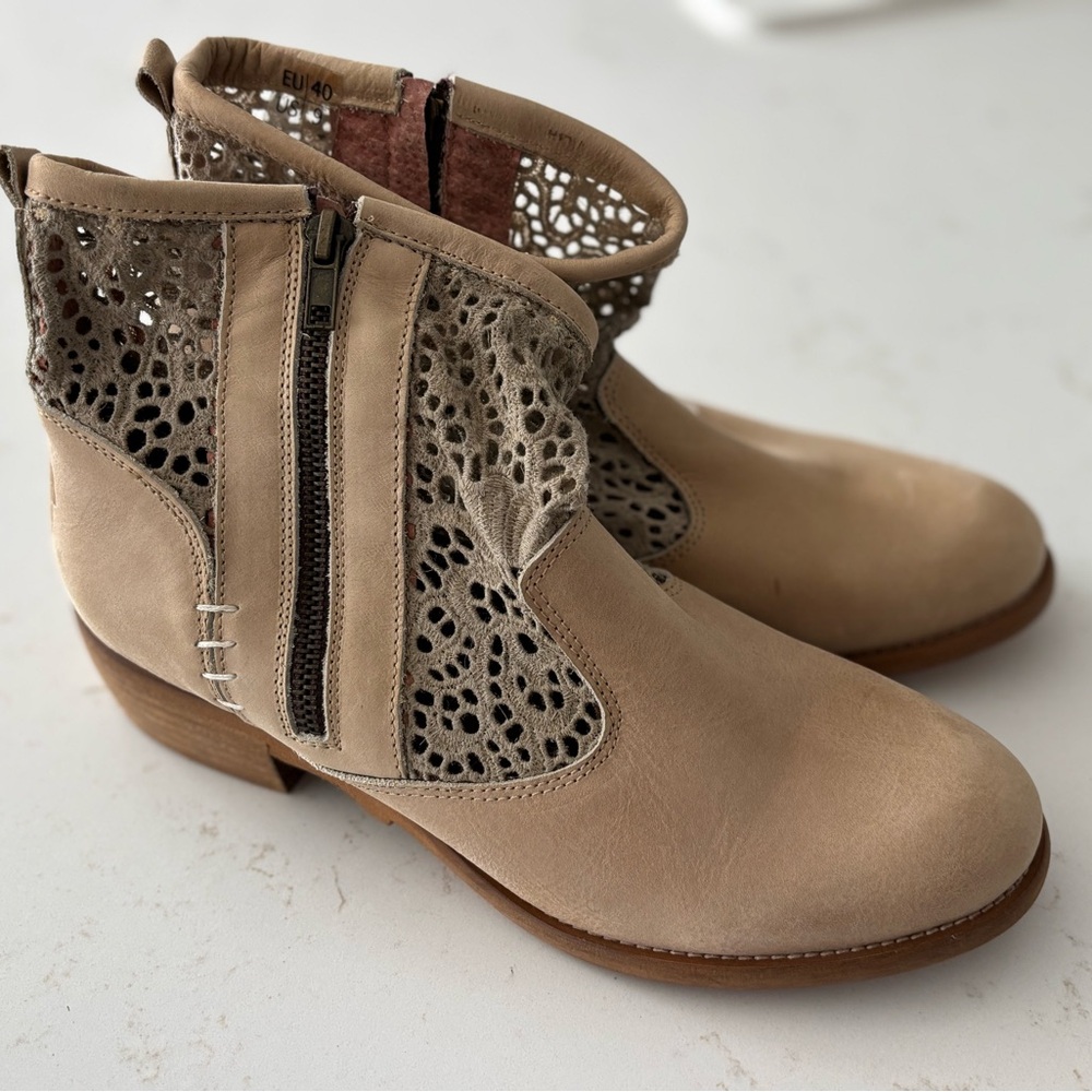 Coolway Booties size 9/40 Biege Made in Spain New Arab
